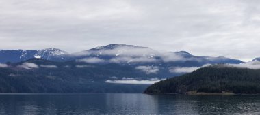 Bulutlu ve Sisli Kış Günbatımında Harrison Gölü.