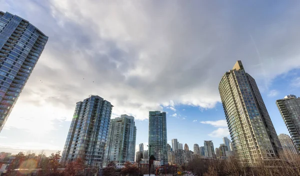 Edificios residenciales de gran altura en la ciudad urbana moderna. Tarde de invierno soleado. —  Fotos de Stock