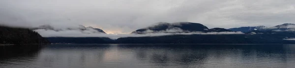 Jezioro Harrison podczas zachmurzenia i mglistego zimowego zachodu słońca. — Zdjęcie stockowe