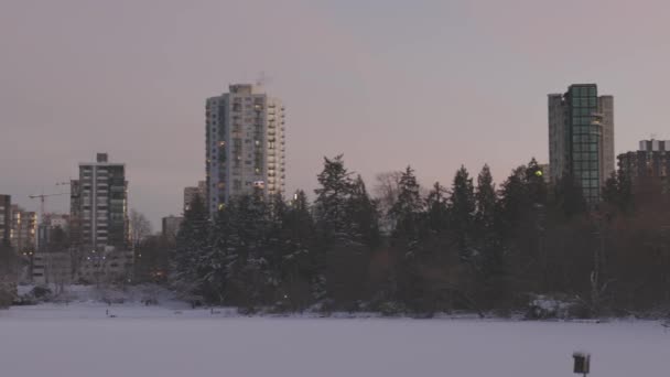 Vista de la Laguna Perdida en el famoso Stanley Park en una ciudad moderna con edificios en el horizonte — Vídeo de stock