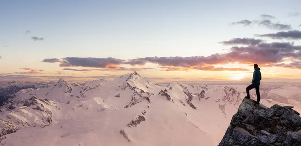 Varázslatos fantázia kaland Composite of Man Túrázás tetején egy sziklás hegycsúcs. — Stock Fotó