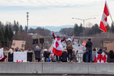 Anayolda Özgürlük Yürüyüşünü Destekleyen İnsanlar ve Kamyon Şoförlerinin Aşı Emrine Karşı Protesto