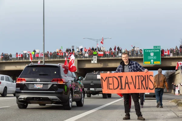 Les gens sur l'autoroute soutiennent le rassemblement pour la liberté et la protestation des chauffeurs de camions contre le mandat de vaccination — Photo