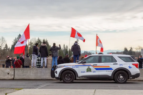 Ludzie na wiadukcie autostrady Wspieranie Rajdu Wolności i protest kierowców ciężarówek przeciwko Szczepionka Mandat — Zdjęcie stockowe