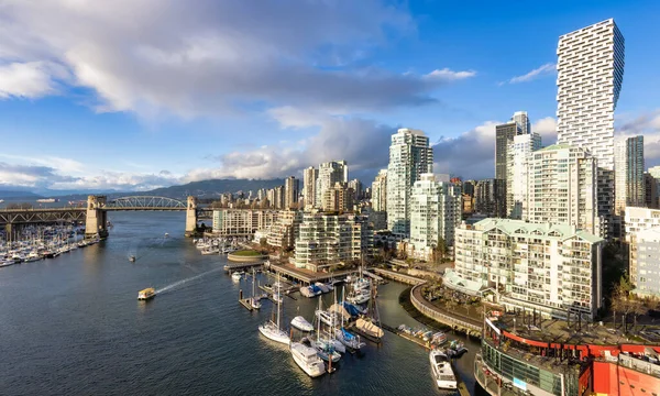 False Creek, Burrard Bridge e lo skyline del paesaggio urbano in una città moderna — Foto Stock