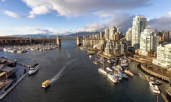 False Creek, Granville Island, Burrard Bridge v moderním městě během slunečného zimního dne. — Stock fotografie