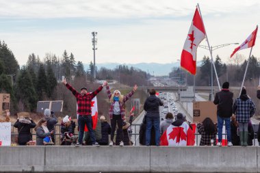 Anayolda Özgürlük Yürüyüşünü Destekleyen İnsanlar ve Kamyon Şoförlerinin Aşı Emrine Karşı Protesto
