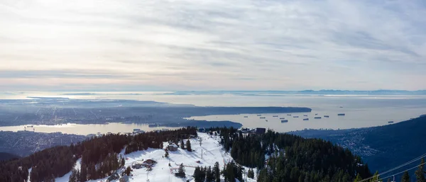 Top of Grouse Mountain Skigebiet mit der Stadt im Hintergrund — Stockfoto