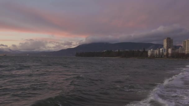 Panoramatický pohled na pobřeží v Seawall v centru Vancouveru — Stock video