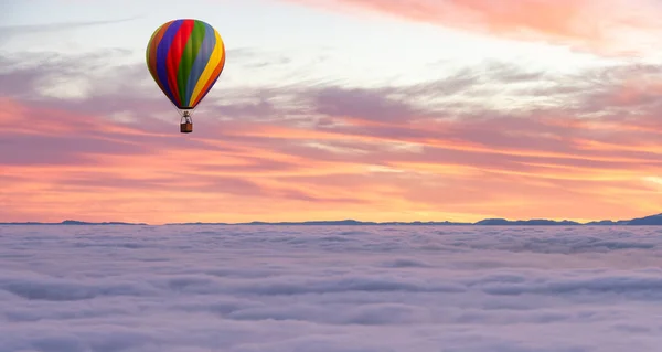 Hot Air Ballon vliegen over de Canadese natuur landschap aan de Stille Oceaan westkust over de wolken. — Stockfoto