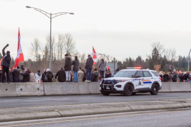 Otoyol Üstgeçidinde Özgürlük Yürüyüşünü Destekleyen ve Kamyon Şoförlerinin Aşı Emrine Karşı Protesto Eden