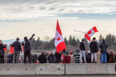 Otoyol Üstgeçidinde Özgürlük Yürüyüşünü Destekleyen ve Kamyon Şoförlerinin Aşı Emrine Karşı Protesto Eden