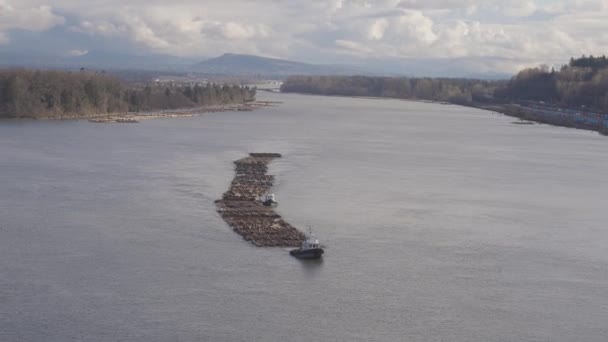 Lodě vlečené vlečnou lodí na řece Fraser. — Stock video