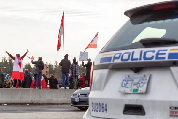 Des gens sur le pont routier soutiennent le rassemblement pour la liberté et la protestation des chauffeurs de camions contre le mandat de vaccination — Photo