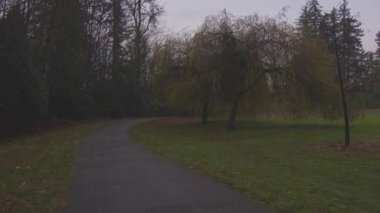 Parkta yol var, insan yok. Karamsar Bulutlu Gün Doğumu.