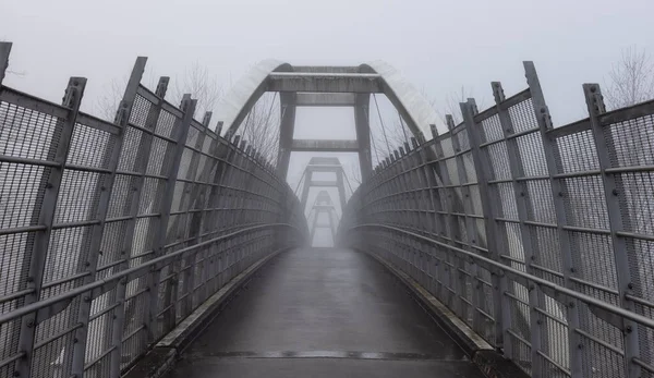 Πεζόδρομος γέφυρα πάνω από την Trans-Canada Highway 1 κατά τη διάρκεια ενός χειμερινού ομιχλώδη πρωί. — Φωτογραφία Αρχείου