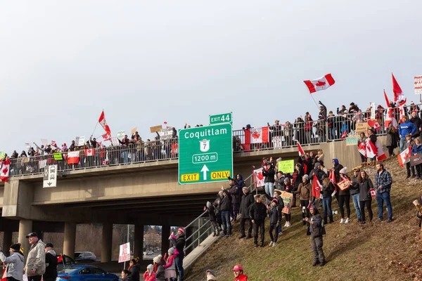 Ludzie na autostradzie wspieranie rajdu wolności i protest kierowców ciężarówek przeciwko upoważnieniu do szczepienia — Zdjęcie stockowe