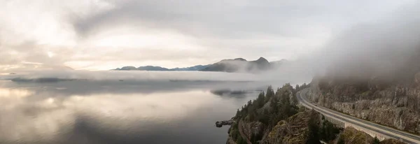 Sea to Sky Highway em Howe Sound na costa oeste do Oceano Pacífico — Fotografia de Stock