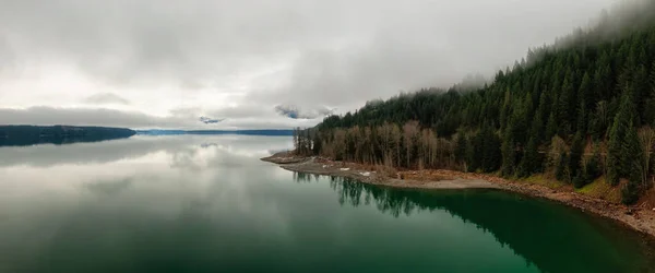 加拿大高山全景的空中全景,笼罩在哈里森湖上的雾中 — 图库照片