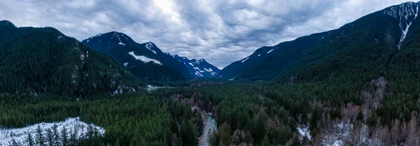 Vista panorámica aérea desde lo alto del valle natural canadiense alrededor de las montañas. —  Fotos de Stock