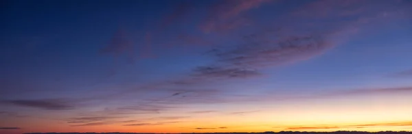 Вид разноцветной облачности с голубым небом на заднем плане во время солнечного зимнего заката. — стоковое фото
