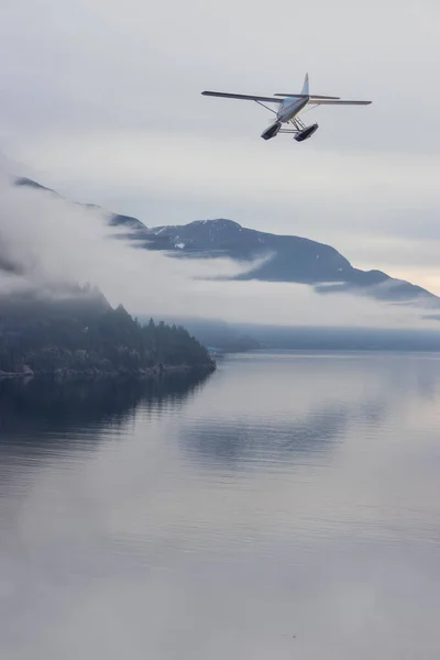 Idrovolante che sorvola il paesaggio naturale delle montagne canadesi sulla costa occidentale del Pacifico — Foto Stock