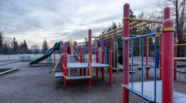 Soğuk bir kış sabahında boş oyun parkı.