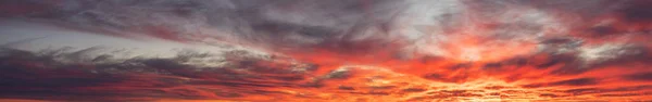 Vista panorâmica de Cloudscape durante um pôr-do-sol colorido ou nascer do sol. — Fotografia de Stock