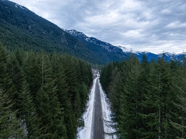 冬季由道路上方俯瞰山谷的空中景观 — 图库照片