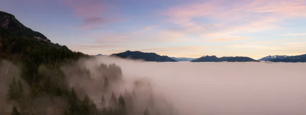 Vista panorâmica aérea da paisagem montanhosa canadense coberta de nevoeiro sobre Harrison Lake — Fotografia de Stock