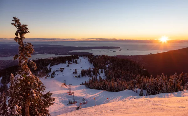 Grouse Dağı 'nın Tepesi Kayak Merkezi manzarası.