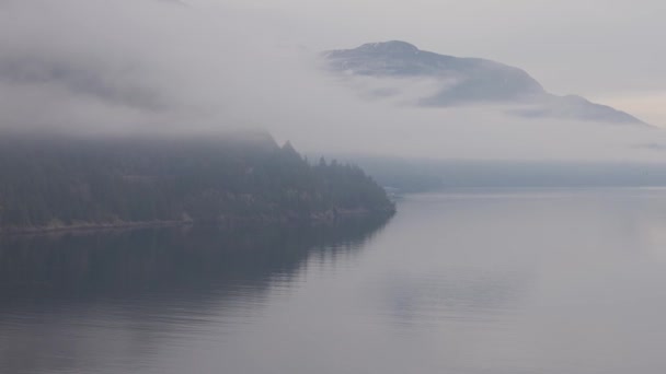 Vue sur la nature canadienne sur la côte ouest du Pacifique pendant la journée nuageuse et brumeuse d'hiver — Video