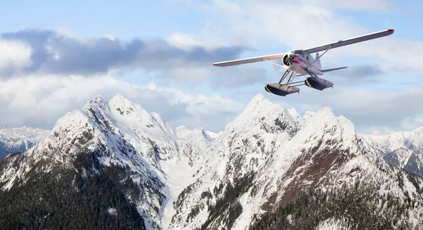 Sjöflygplan som flyger över Klippiga bergen. — Stockfoto