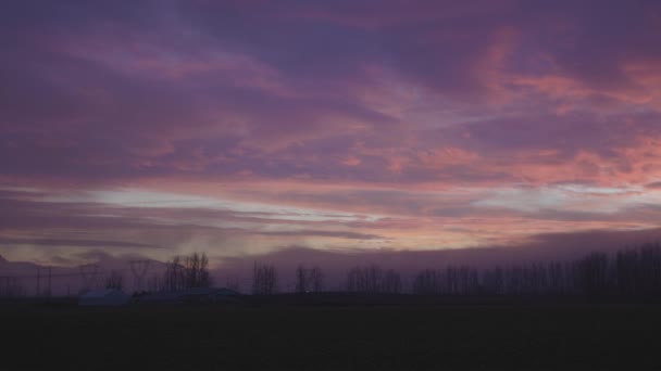 Panoramatický pohled na zemědělské pozemky a kanadské horské krajiny. — Stock video