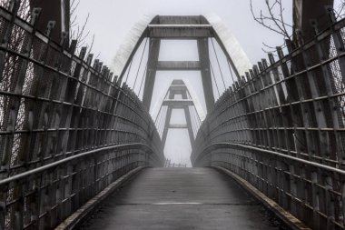Kış sisli bir sabahta Trans-Kanada Otoyolu 1 üzerindeki yaya köprüsü.
