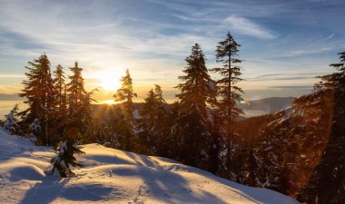 Kış mevsiminde Hollyburn Dağı 'nın tepesinden Sunset View.