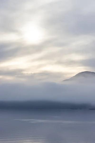 Canadian Nature View on the Pacific West Coast during cloudy and foggy winter da — Stock Photo, Image