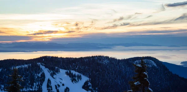 Sonnenuntergang Panoramablick vom Gipfel des Hollyburn Mountain in der Wintersaison. — Stockfoto