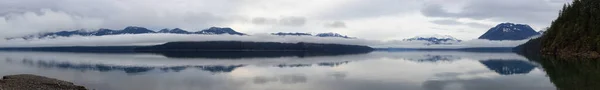 Vue panoramique du lac Harrison avec des montagnes en arrière-plan — Photo