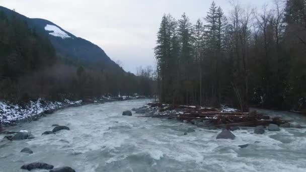 Luftaufnahme des Chilliwack River mit Schnee während der Wintersaison. — Stockvideo