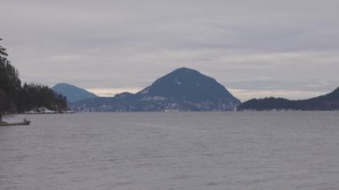 Kanadalı Dağ manzarasıyla çevrili Howe Sound 'un güzel panoramik görüntüsü