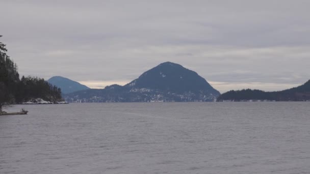 Hermosa vista panorámica de Howe Sound rodeado de paisaje de montaña canadiense — Vídeos de Stock
