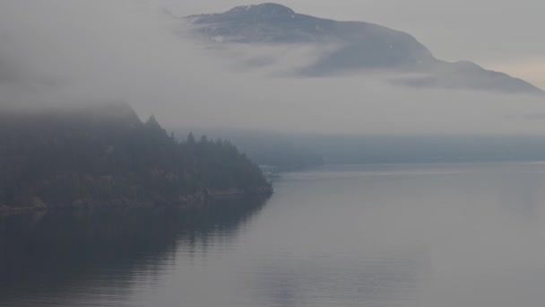 Veduta della natura canadese sulla costa occidentale del Pacifico durante la giornata invernale nuvolosa e nebbiosa — Video Stock