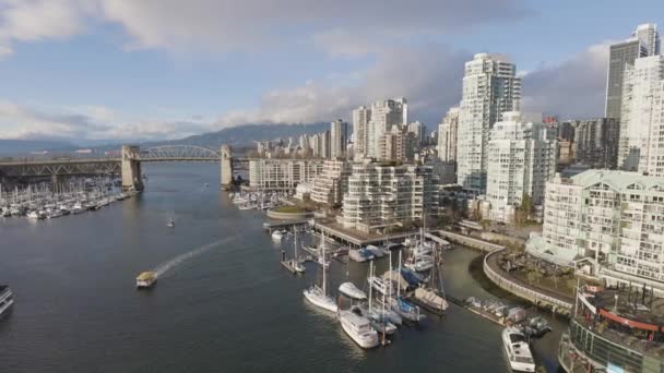 False Creek, Granville Adası, Burrard Köprüsü modern bir şehirde güneşli bir kış günü. — Stok video