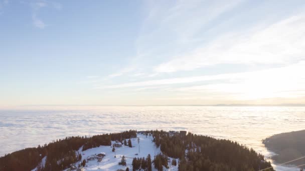 Pohled na vrchol lyžařského střediska Grouse Mountain s městem v pozadí. Časová prodleva — Stock video