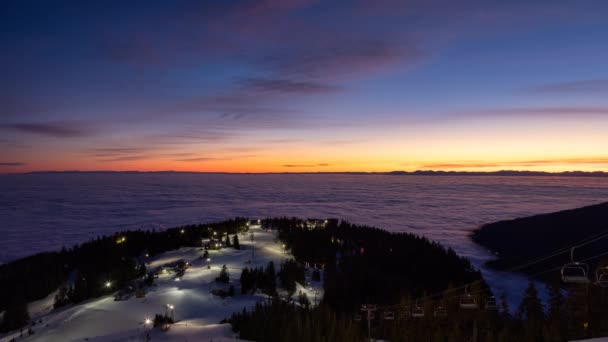 Mozi hurok animáció. Panorámás kilátás nyílik Top of Grouse Mountain Ski Resort a város — Stock videók