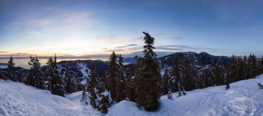 Kış mevsiminde Hollyburn Dağı 'nın tepesinden Sunset View.