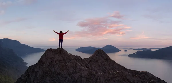 Aventurera mujer adulta excursionista en la cima de la montaña rocosa con las manos abiertas. —  Fotos de Stock