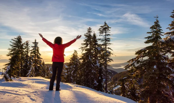 Dospělá žena Turistka na vrcholu Hollyburn Mountain v zimní sezóně západ slunce — Stock fotografie