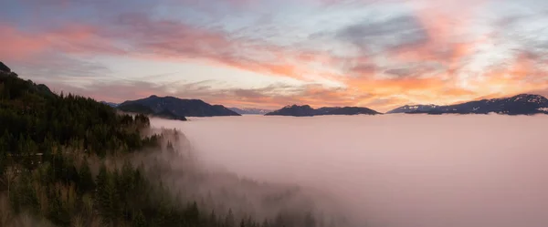 Vue panoramique aérienne du paysage montagneux canadien couvert de brouillard au-dessus du lac Harrison — Photo